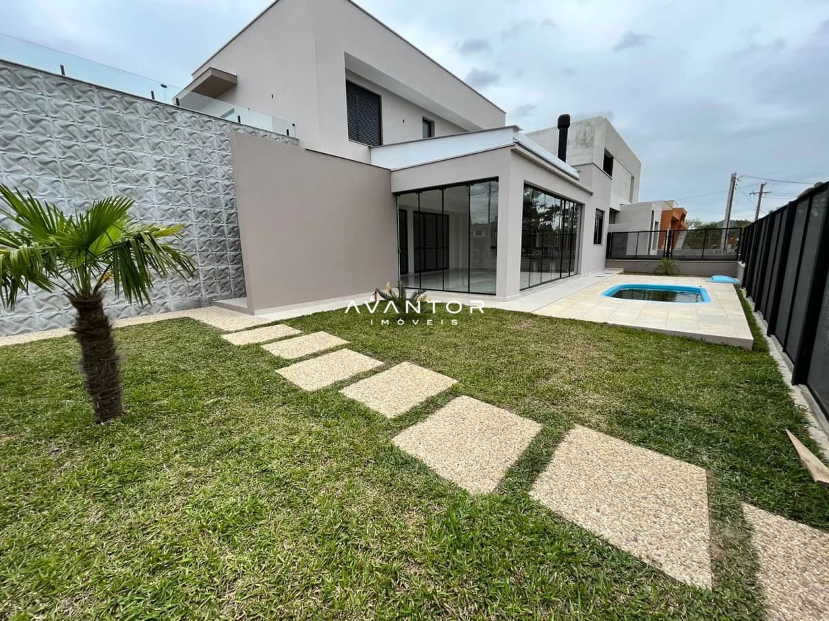 Fachada da casa com pátio e piscina — Casa com 3 quartos à venda no Terras de Santorini, em São José, Santa Maria/RS