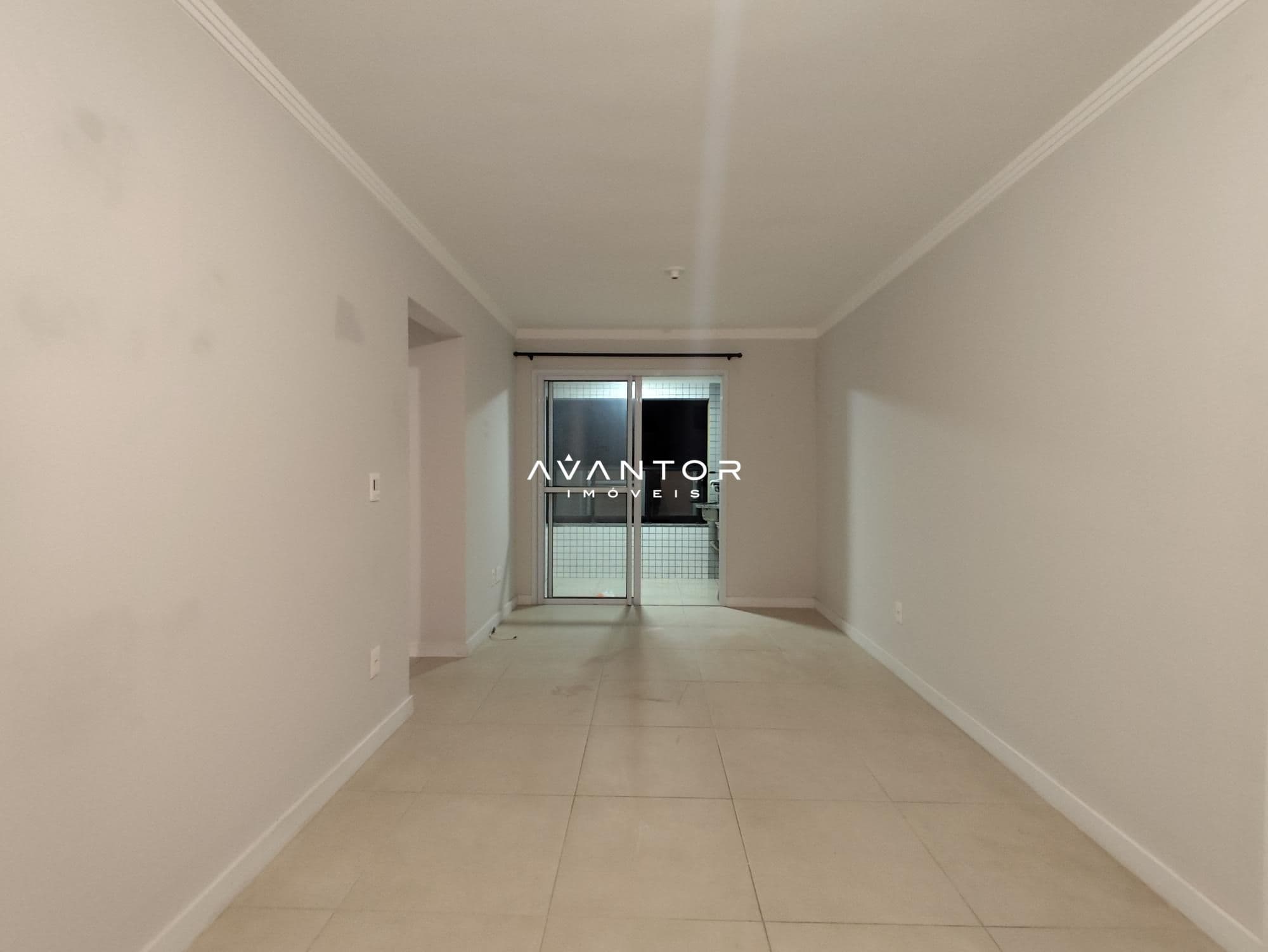 Sala de estar com acesso à sacada — Apartamento com 2 quartos para alugar em Nossa Senhora de Fátima, Santa Maria/RS