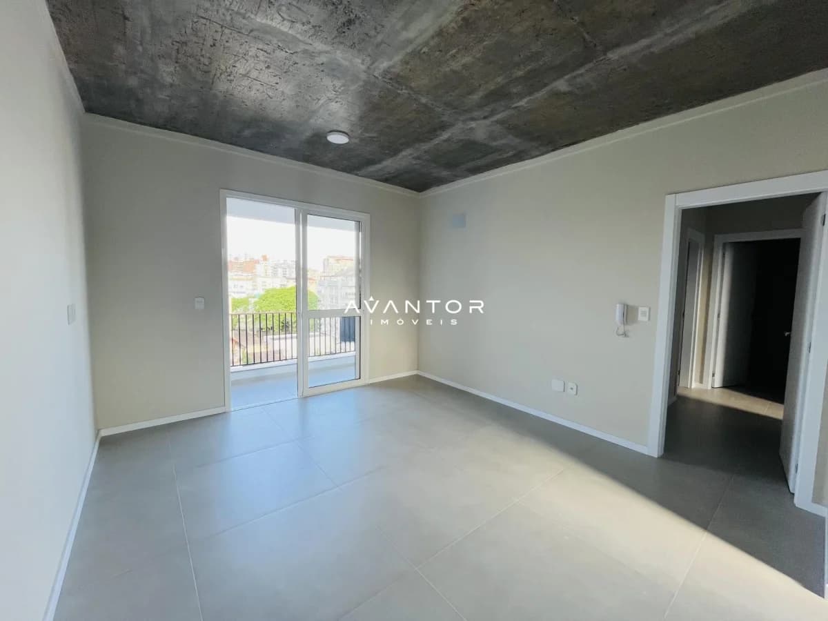 Sala com sacada e acesso externo — Apartamento com 2 quartos para alugar no Residencial Regato, em Centro, Santa Maria/RS
