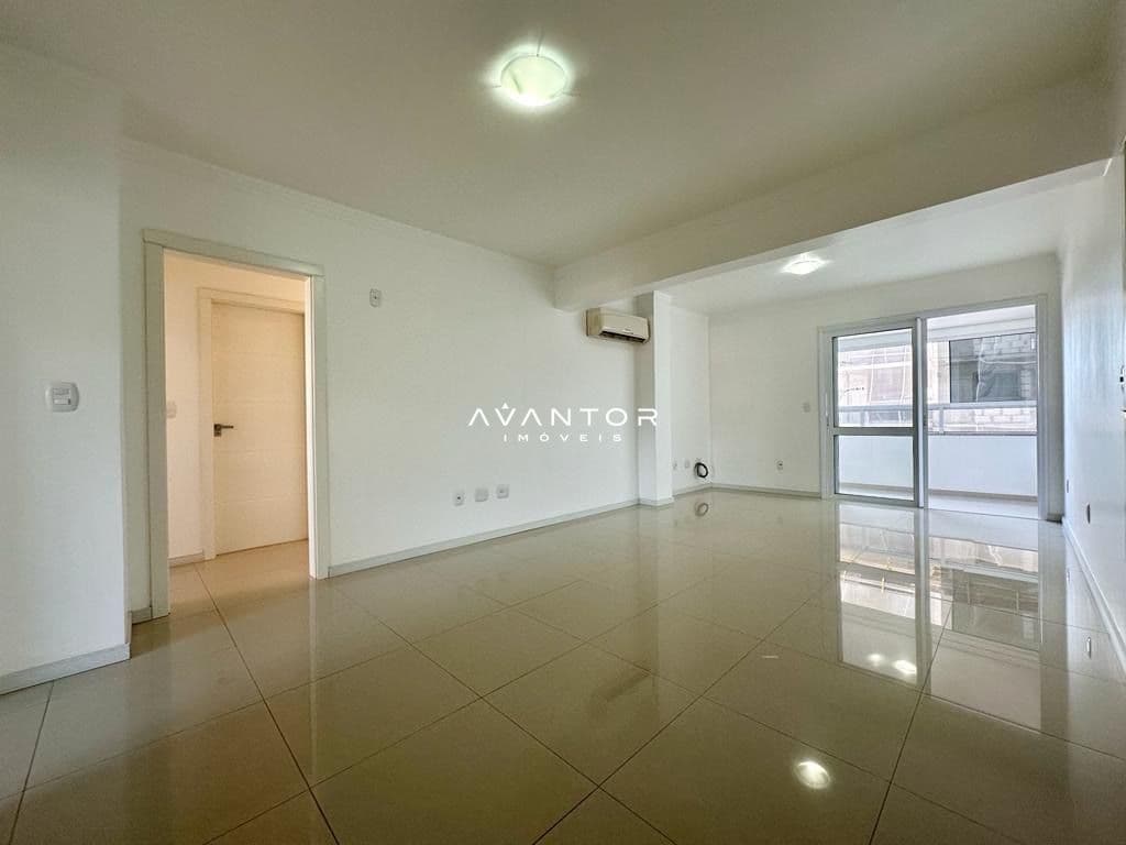Sala com acesso à sacada — Apartamento com 3 quartos para alugar no Residencial Padova, em Menino Jesus, Santa Maria/RS