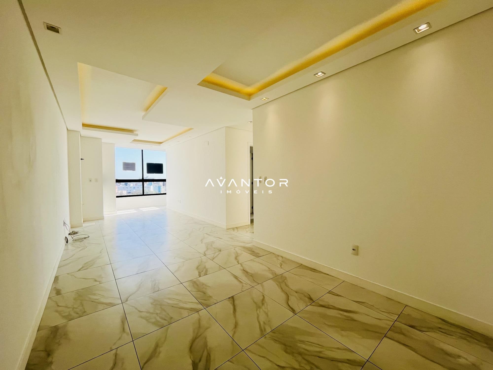 Sala de estar com piso em mármore — Apartamento com 2 quartos à venda em Nossa Senhora Medianeira, Santa Maria/RS