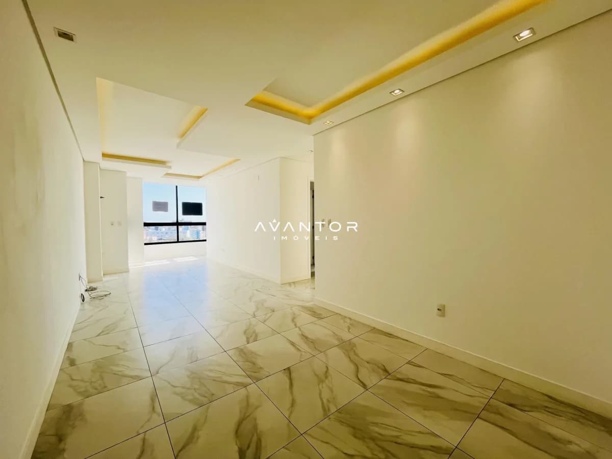 Sala de estar com piso em mármore — Apartamento com 2 quartos à venda em Nossa Senhora Medianeira, Santa Maria/RS