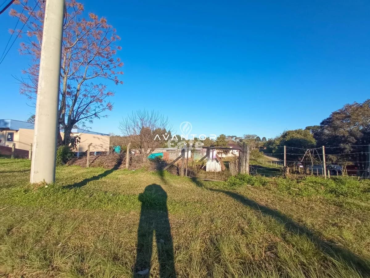 Terreno com grama e estruturas — Terreno à venda em Parque Serrano I, Itaara/RS