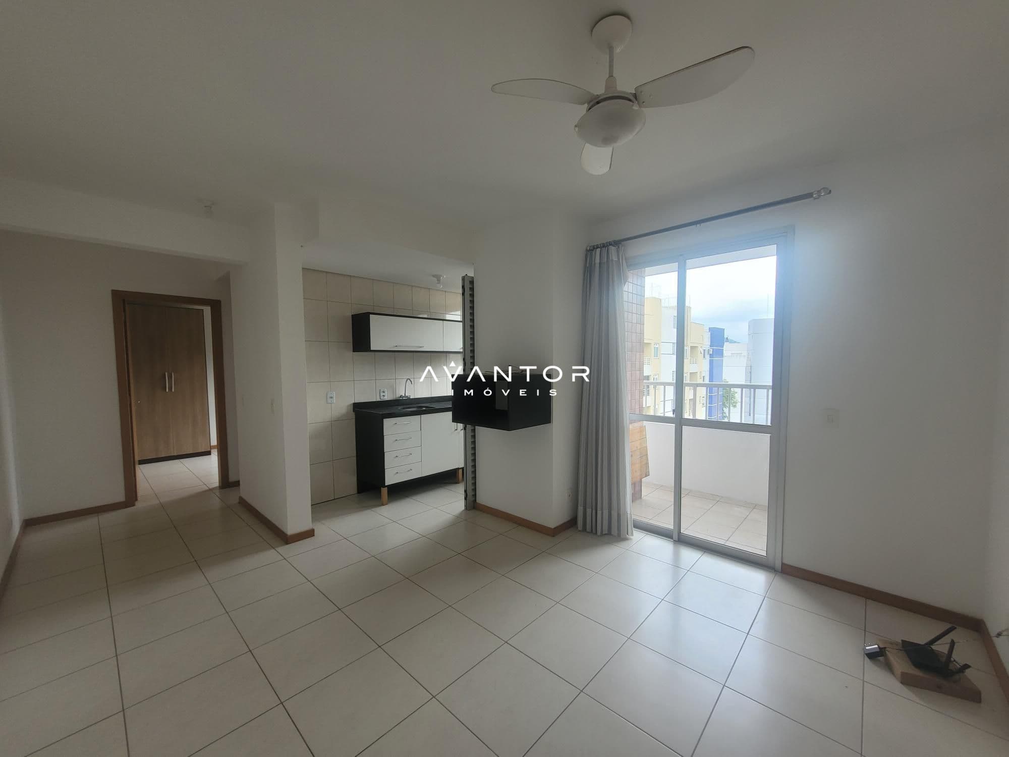 Sala integrada à cozinha com sacada — Apartamento com 1 quarto para alugar em Nossa Senhora do Rosário, Santa Maria/RS