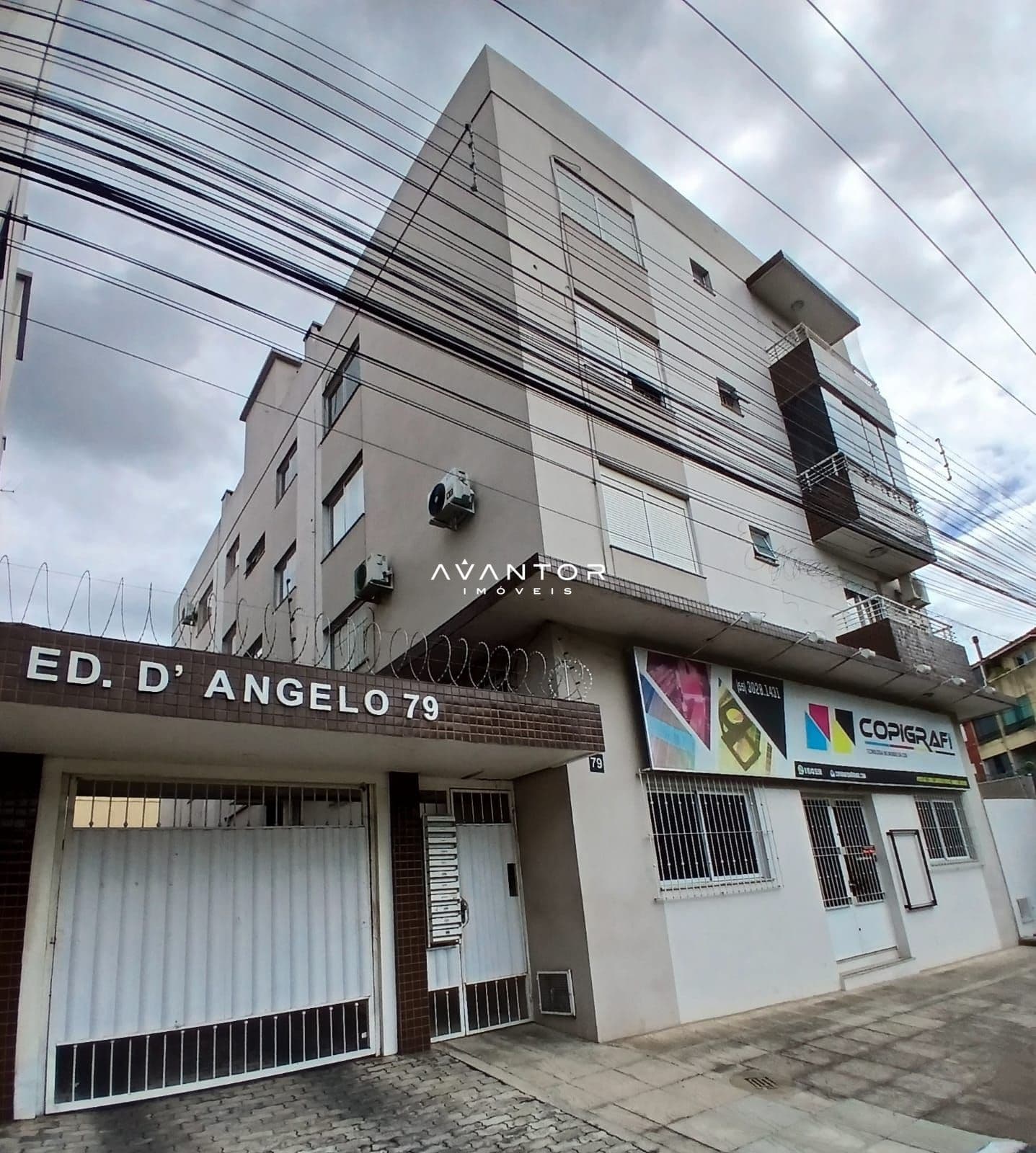 Fachada do prédio com garagem — Apartamento com 2 quartos para alugar em Nossa Senhora de Lourdes, Santa Maria/RS