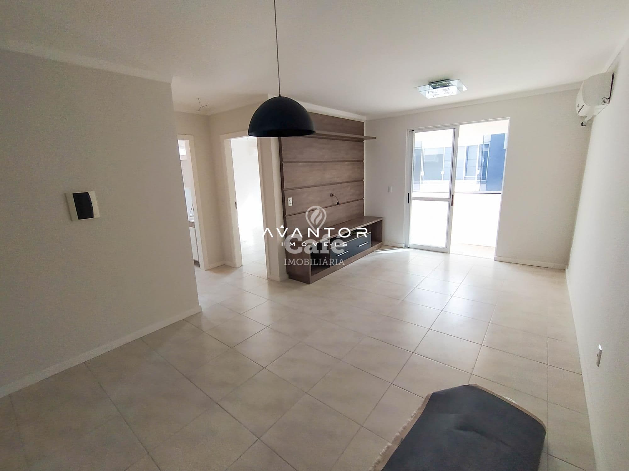 Sala integrada com sacada — Apartamento com 2 quartos à venda no Residencial Torrelavega, em Bonfim, Santa Maria/RS