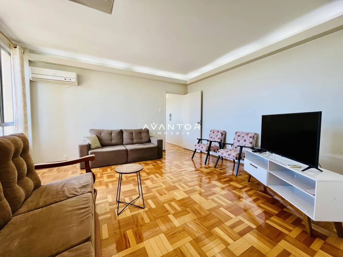 Sala de estar com piso em tacos de madeira — Edifício Galeria do Comércio, Centro, Santa Maria/RS