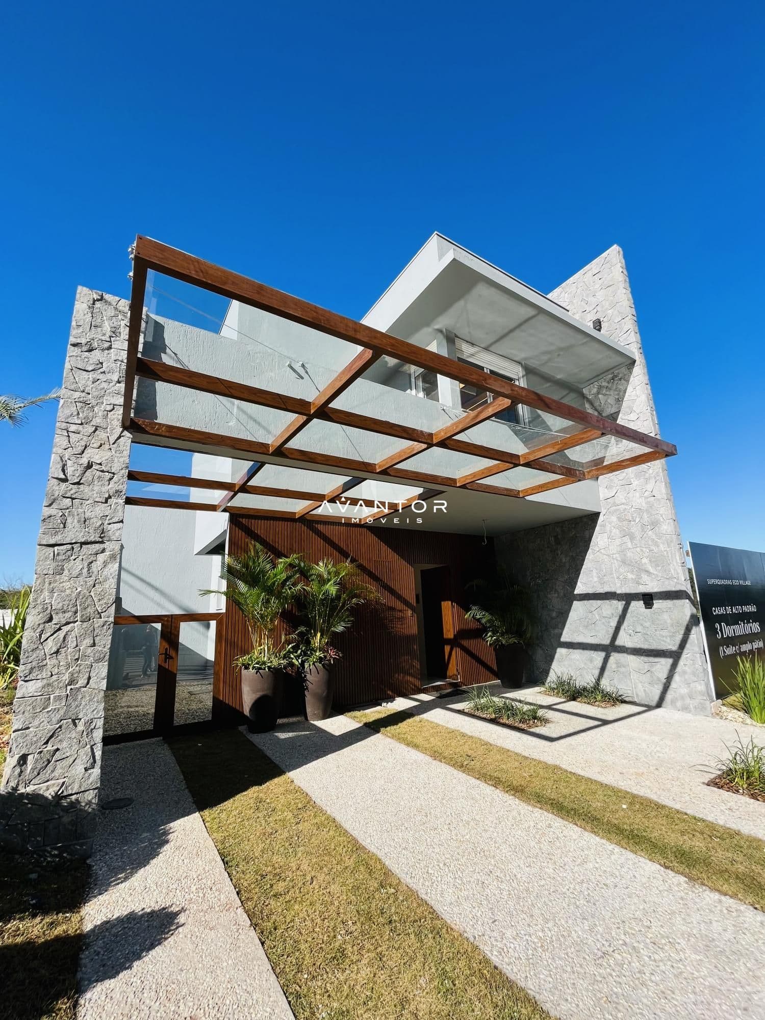 Fachada da casa com sacada — Casa com 3 quartos à venda no Cidade Universitária, em Camobi, Santa Maria/RS