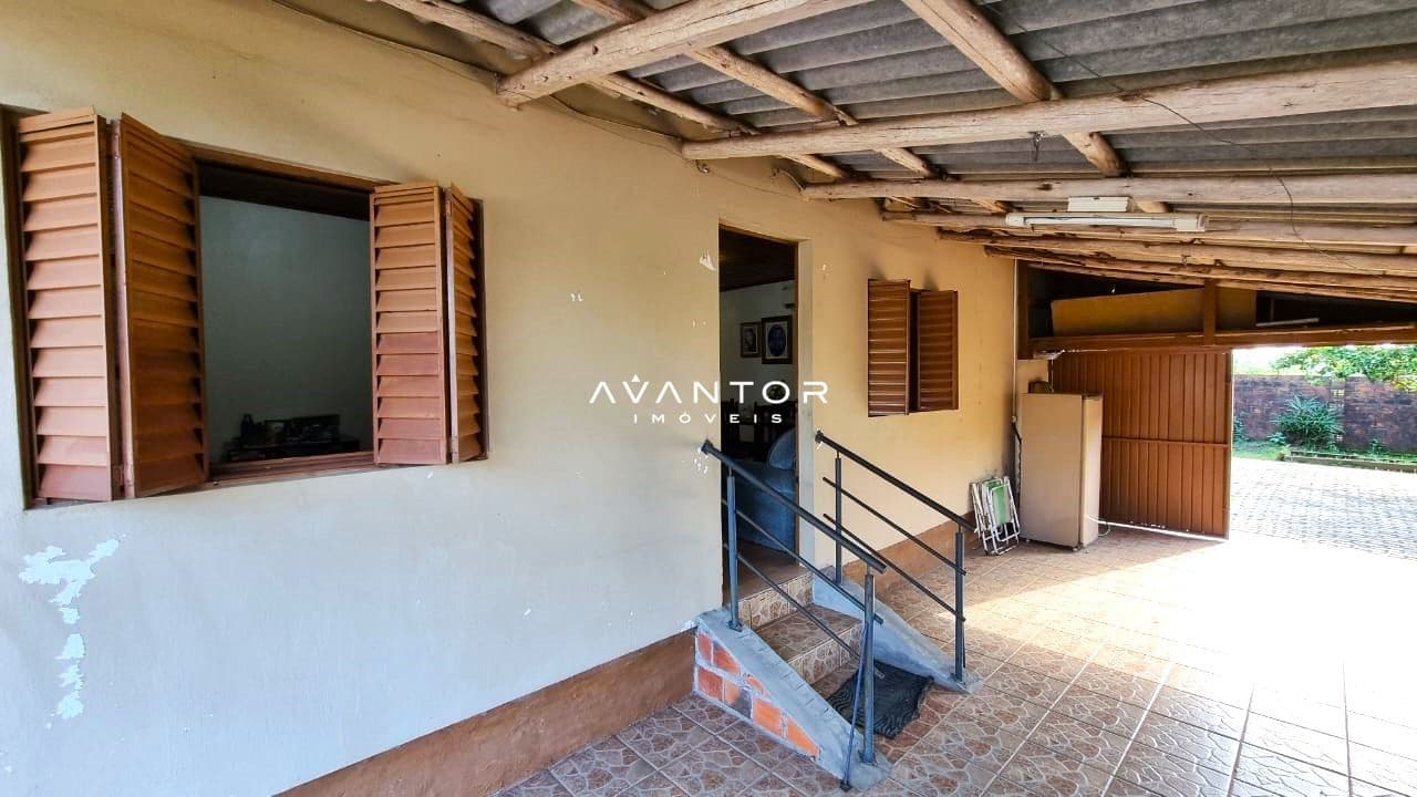 Área de entrada com escada e cobertura — Casa com 3 quartos à venda em Camobi, Santa Maria/RS