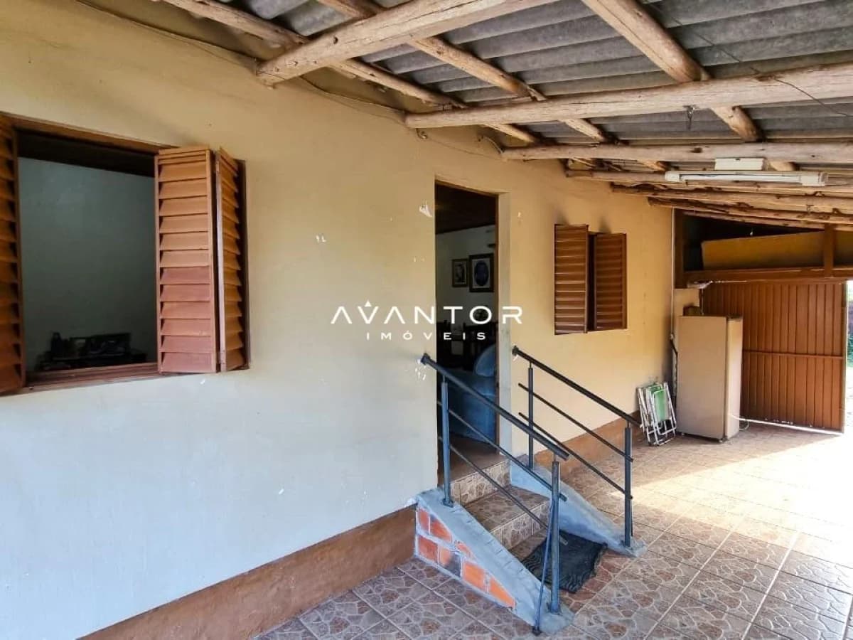 Área de entrada com escada e cobertura — Casa com 3 quartos à venda em Camobi, Santa Maria/RS