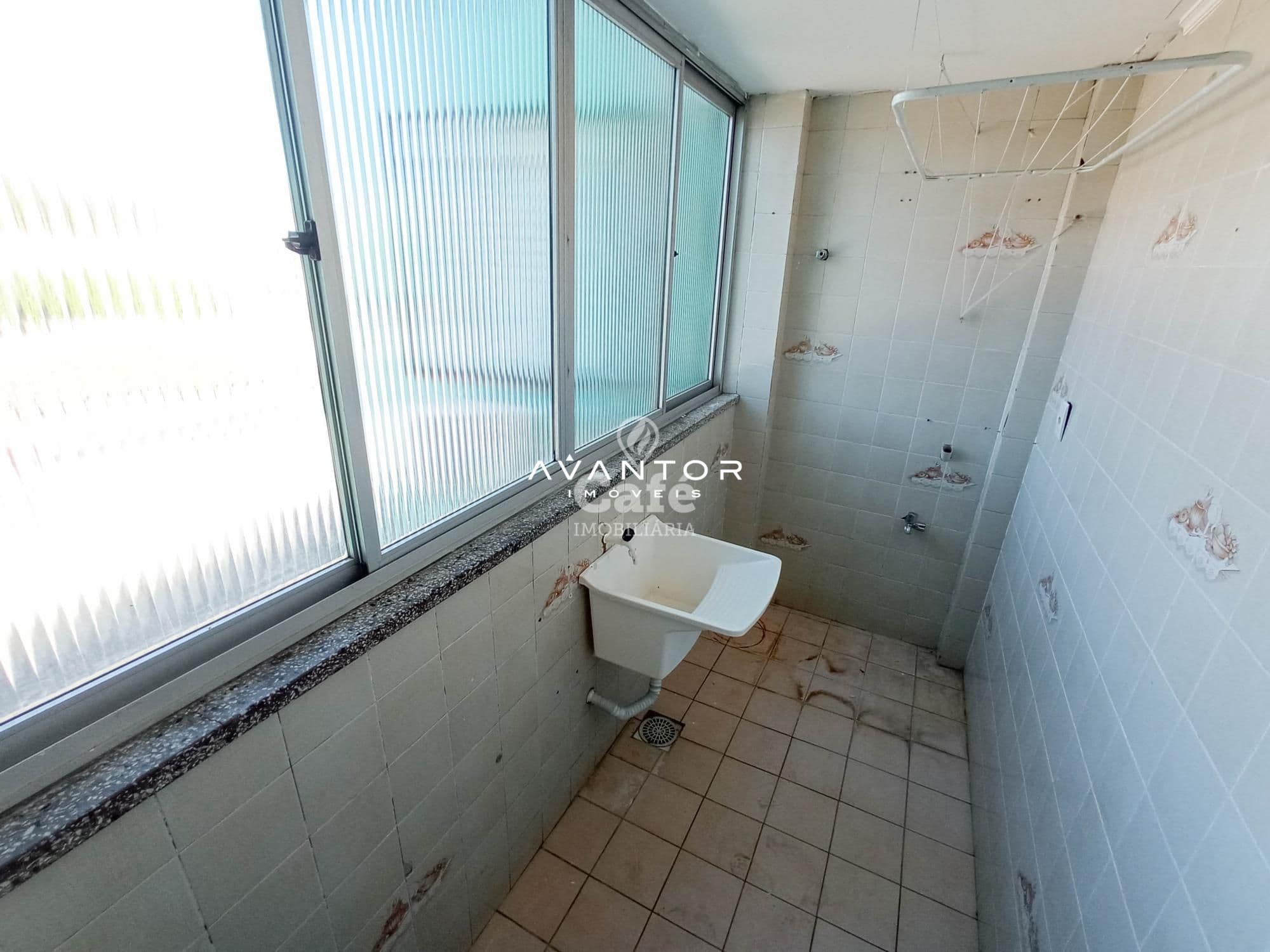 Apartamento 2 dormitórios, sala de estar, cozinha, área de serviço, banheiro social, sacad — Apartamento com 2 quartos à venda em Nossa Senhora de Fátima, Santa Maria/RS