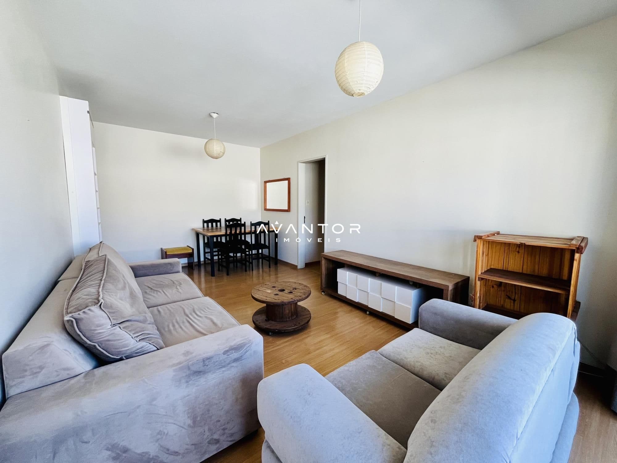 Sala de estar com piso de madeira — Apartamento com 2 quartos à venda no Edifício Dom Jose Duarte, em Centro, Santa Maria/RS