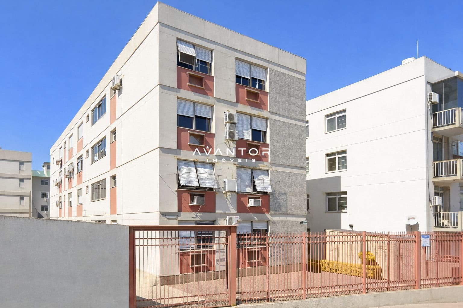 Fachada do prédio com portão — Apartamento com 2 quartos para alugar em Nossa Senhora de Fátima, Santa Maria/RS