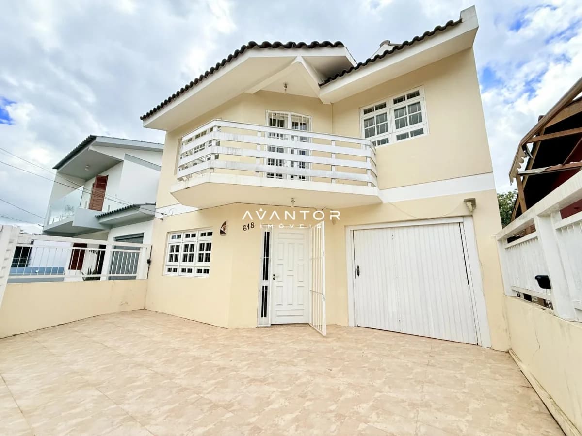 Fachada da casa com garagem — Casa com 3 quartos à venda em Nossa Senhora Medianeira, Santa Maria/RS