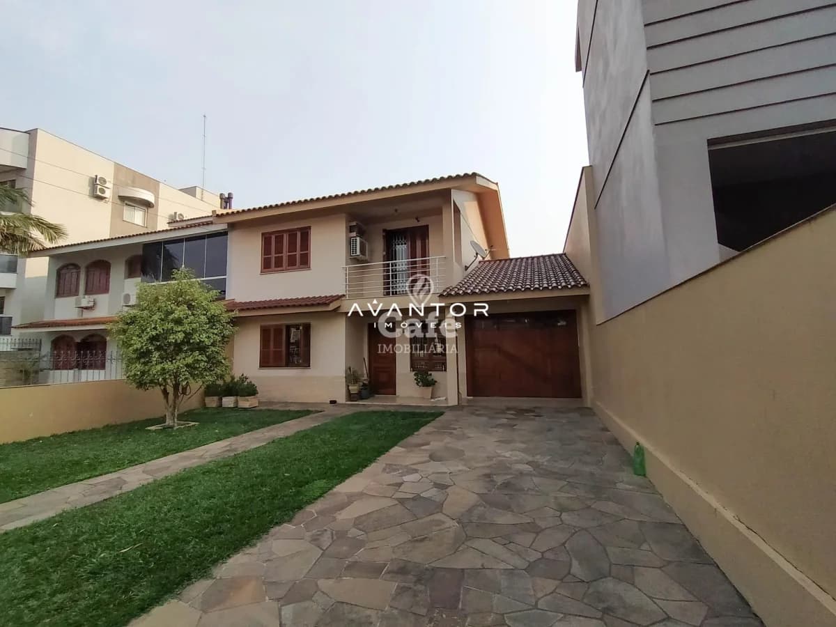 Fachada da casa com garagem e pátio — Casa com 3 quartos à venda em Nossa Senhora de Fátima, Santa Maria/RS