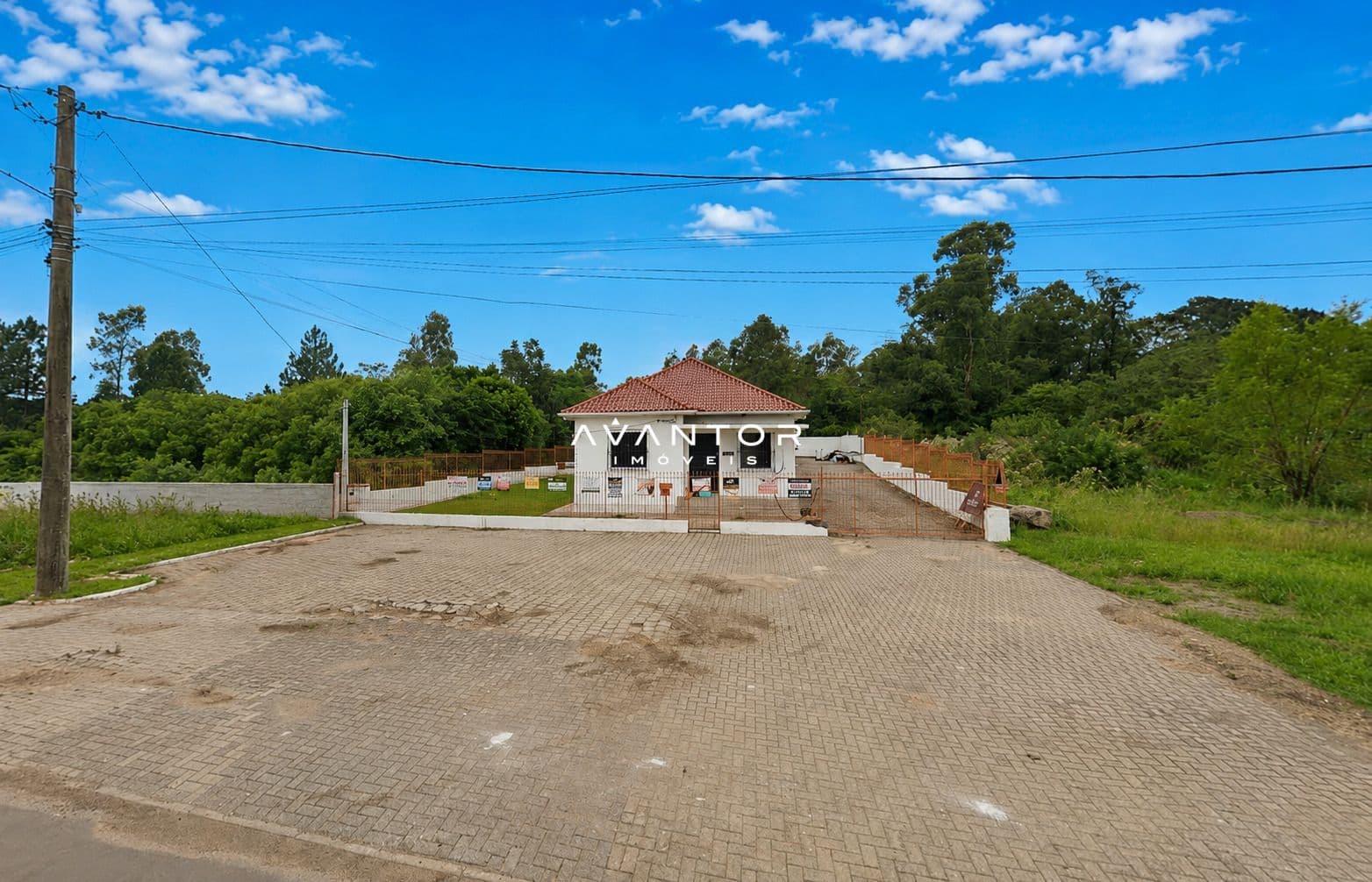 Fachada do imóvel com terreno e garagem — Terreno à venda em Camobi, Santa Maria/RS
