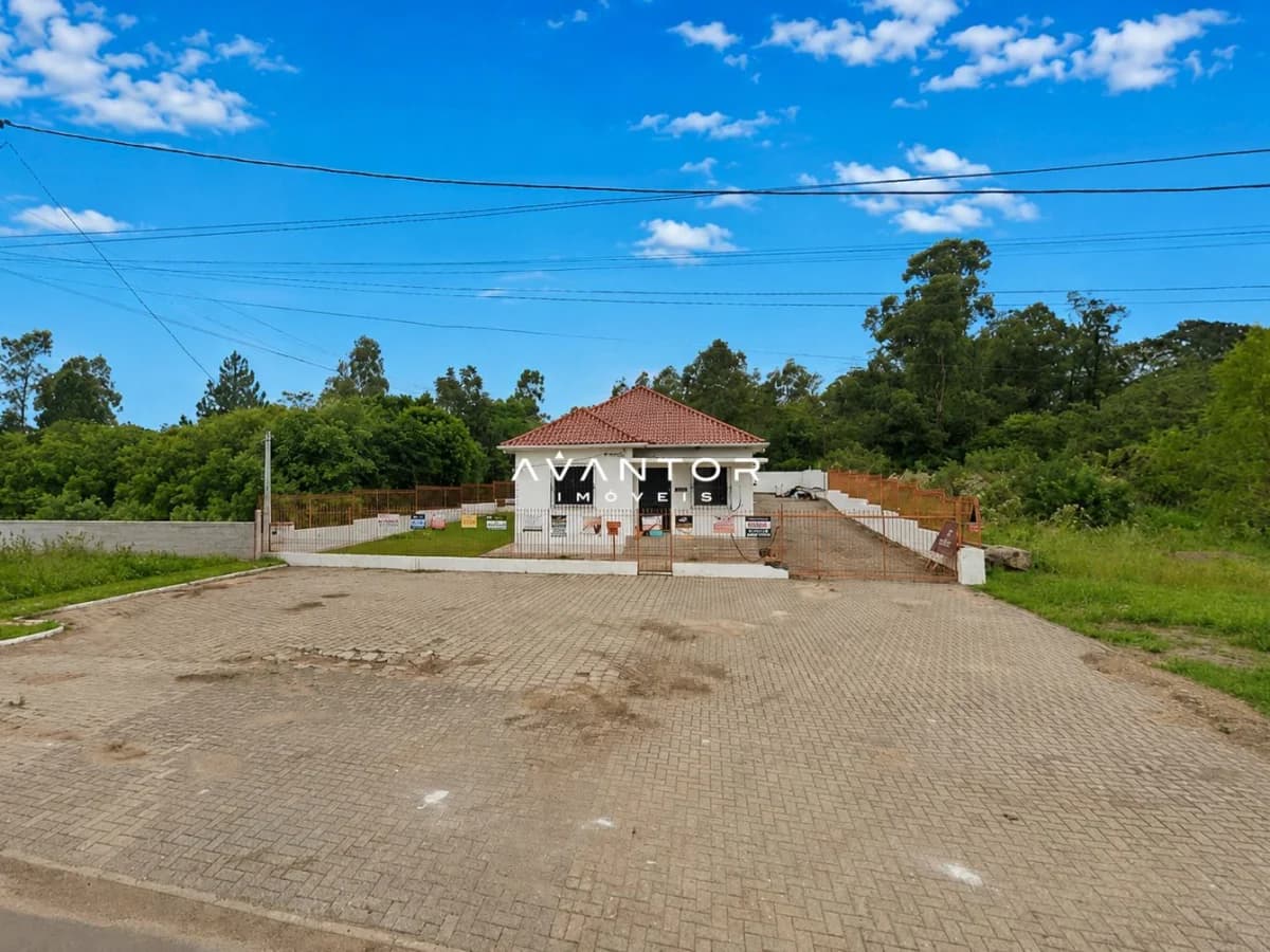 Fachada do imóvel com terreno e garagem — Terreno à venda em Camobi, Santa Maria/RS