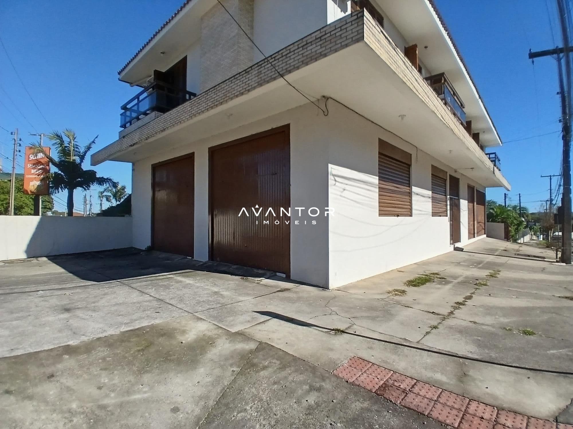 Fachada da casa com garagem — Pavilhão com 1 sala para alugar em Duque de Caxias, Santa Maria/RS