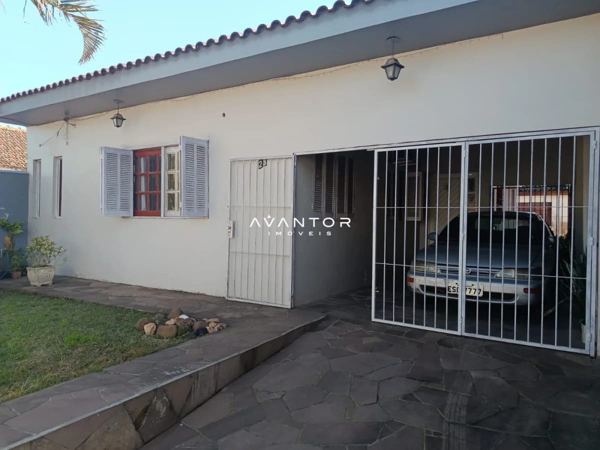 Fachada da casa com garagem — Casa com 3 quartos à venda em Juscelino Kubitschek, Santa Maria/RS