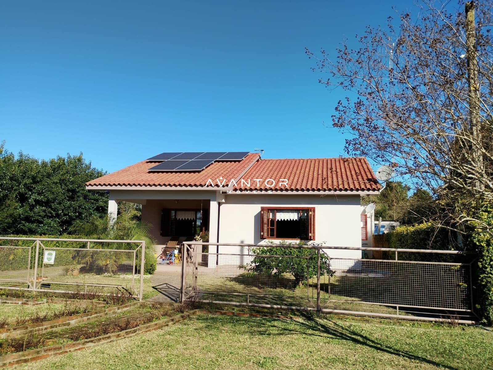 Fachada da casa com painéis solares — Casa com 3 quartos à venda em Interior, Dilermando de Aguiar/RS