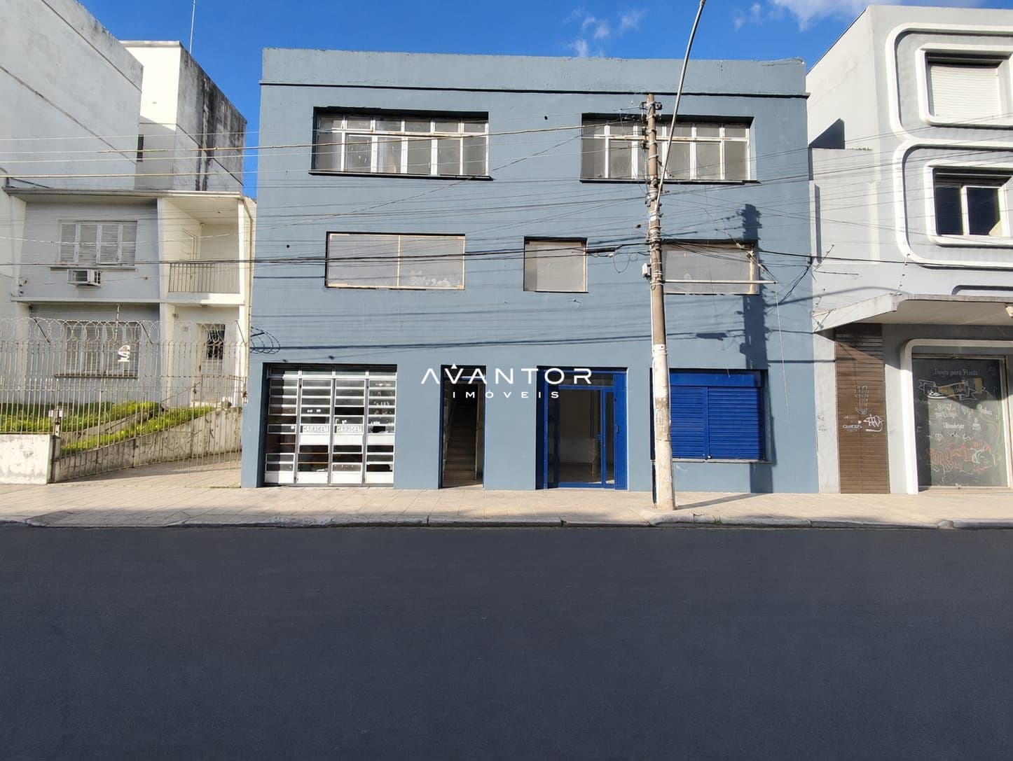 Fachada do prédio com três pavimentos — Sala Comercial com 3 salas para alugar em Centro, Santa Maria/RS