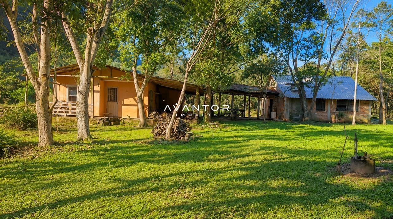 Pátio com árvores e construções — Chácara com 2 quartos à venda em Santo Antão, Santa Maria/RS