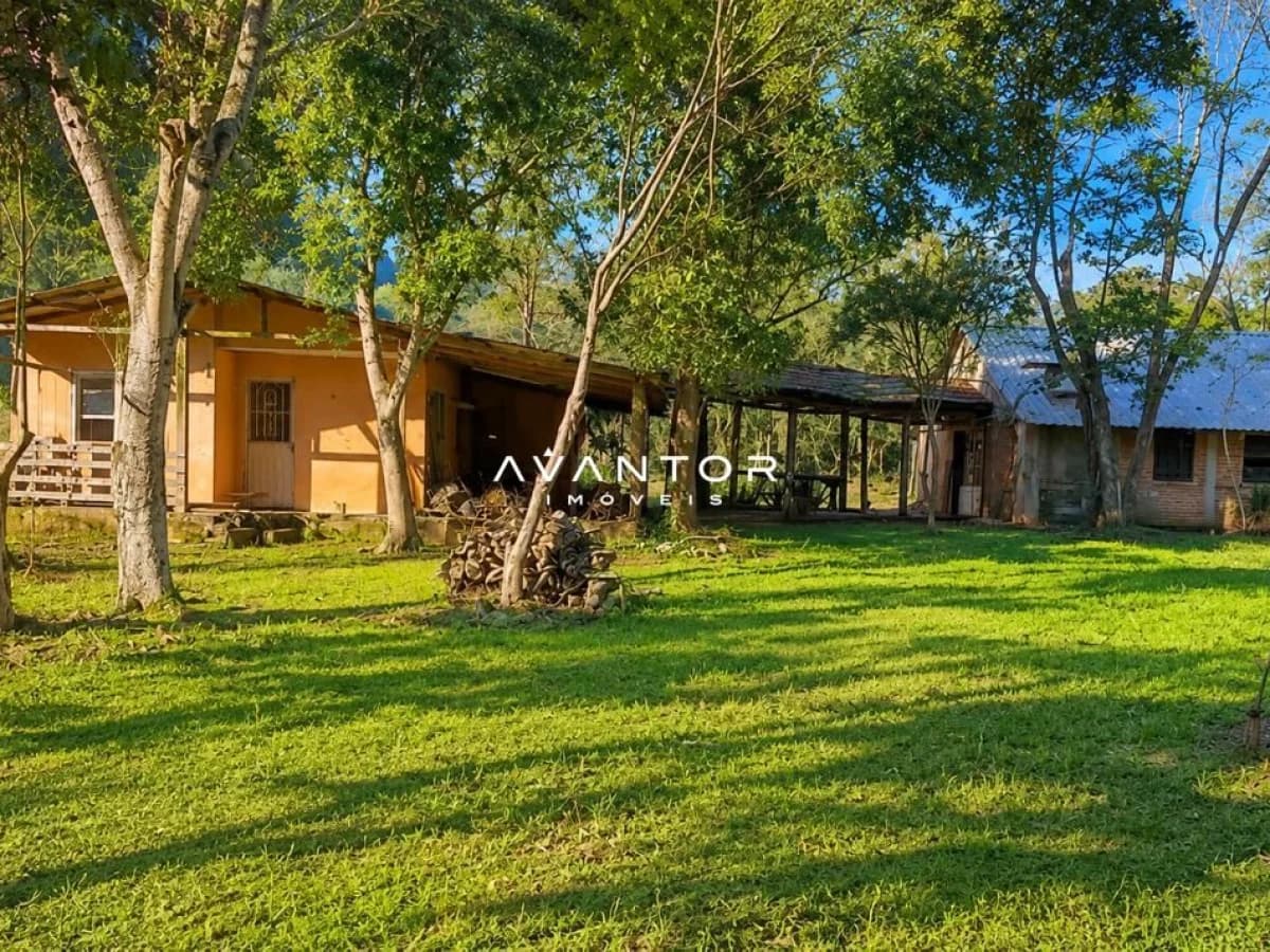 Pátio com árvores e construções — Chácara com 2 quartos à venda em Santo Antão, Santa Maria/RS