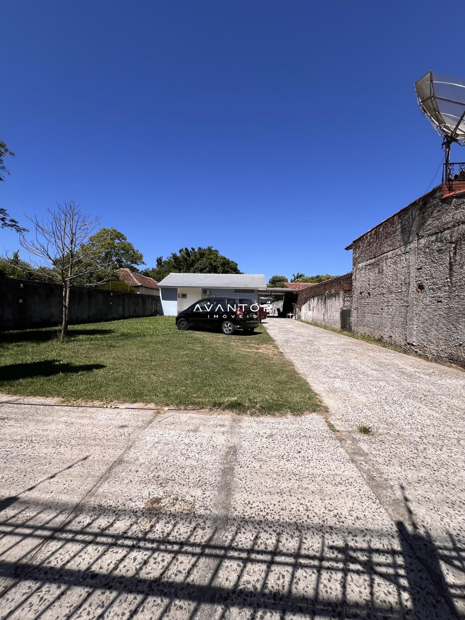 Pátio com acesso para garagem — Casa com 2 quartos à venda em Itararé, Santa Maria/RS