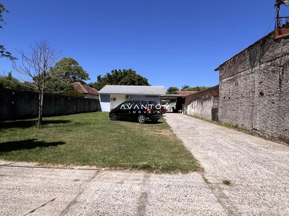 Pátio com acesso para garagem — Casa com 2 quartos à venda em Itararé, Santa Maria/RS