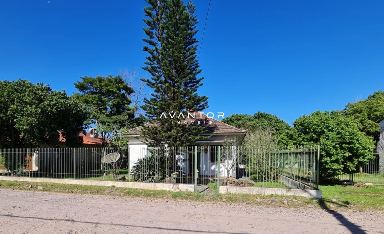 Fachada da casa com portão de ferro — Terreno à venda em São José, Santa Maria/RS