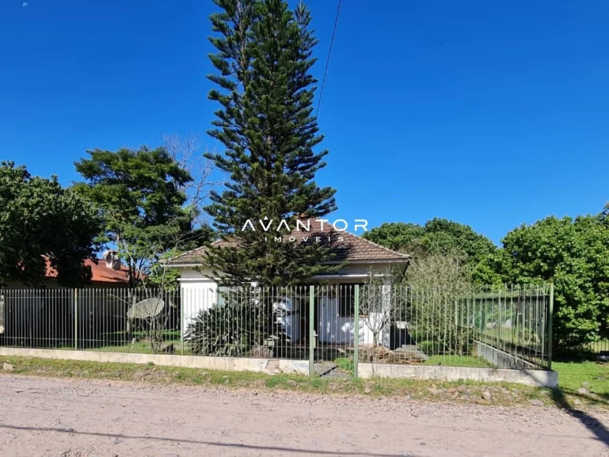 Fachada da casa com portão de ferro — Terreno à venda em São José, Santa Maria/RS