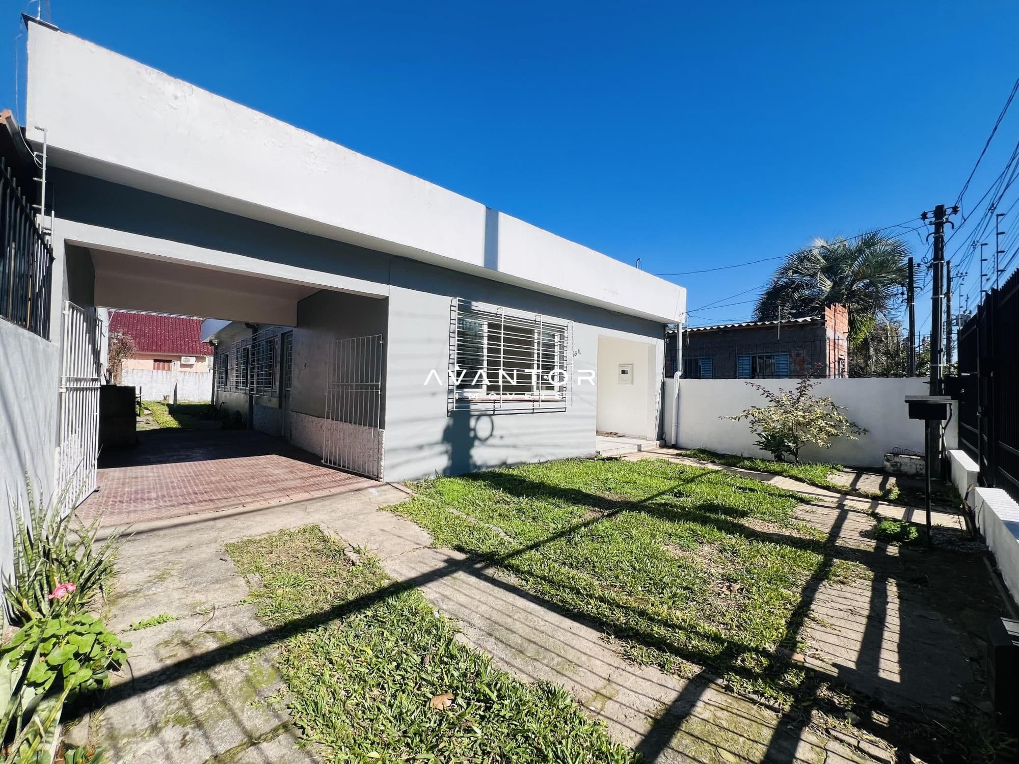 Fachada da casa com pátio — Casa com 3 quartos à venda em Nossa Senhora do Perpétuo Socorro, Santa Maria/RS