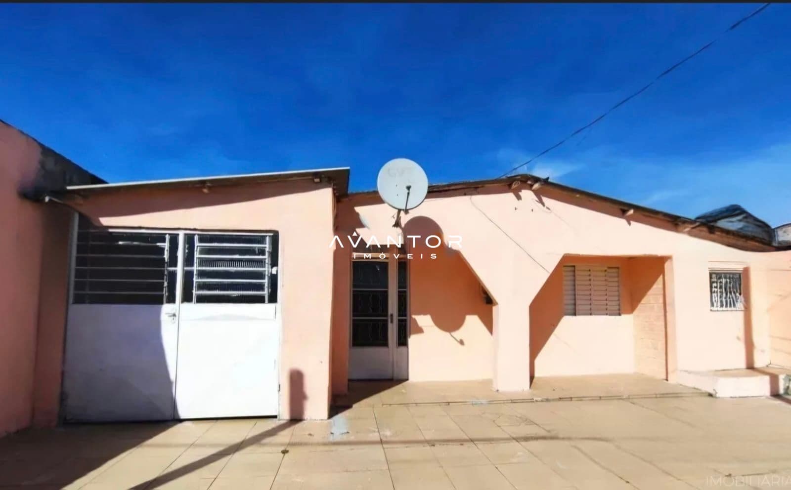 Fachada da casa com pátio — Casa com 3 quartos à venda em Tancredo Neves, Santa Maria/RS