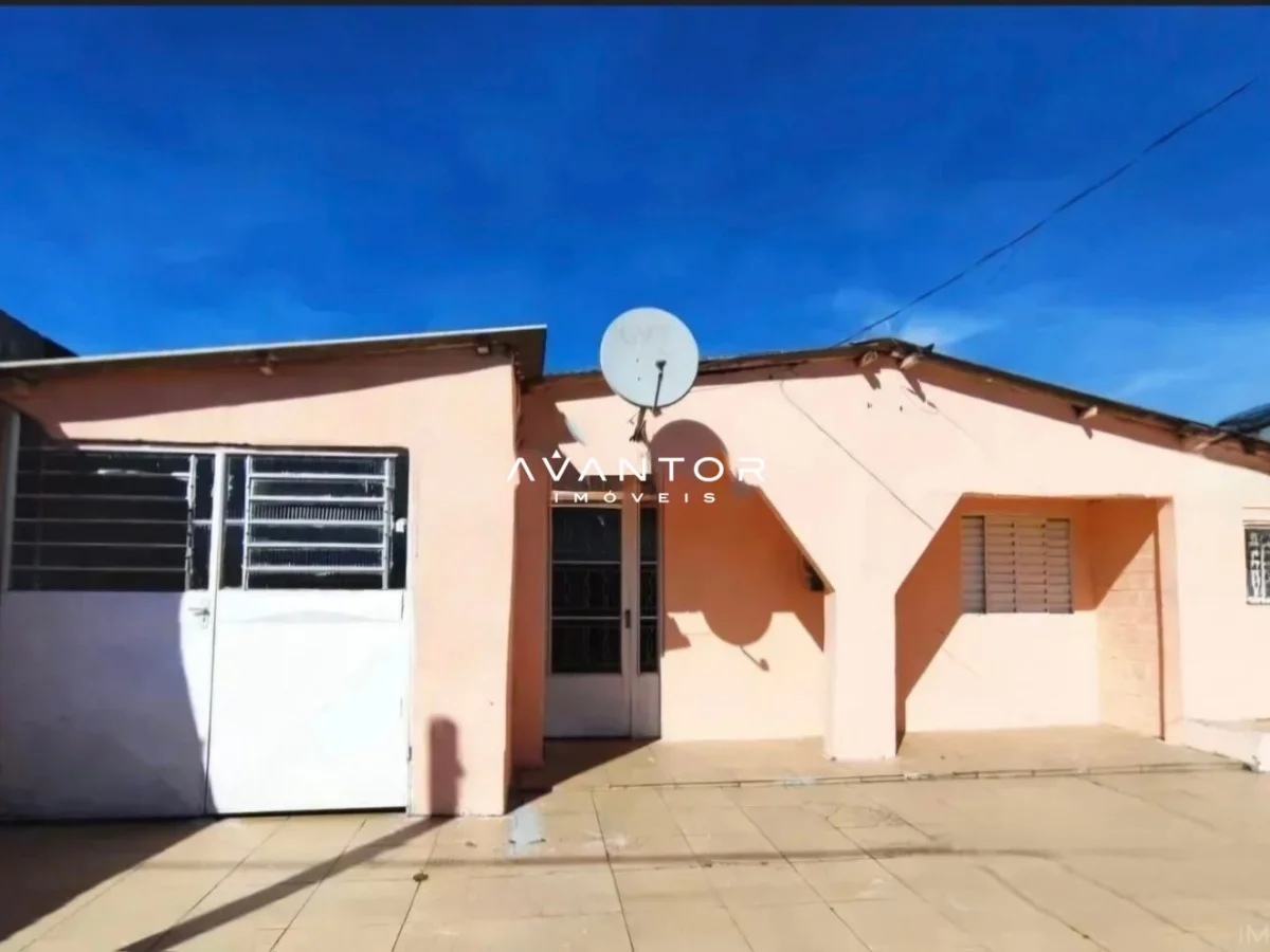 Fachada da casa com pátio — Casa com 3 quartos à venda em Tancredo Neves, Santa Maria/RS