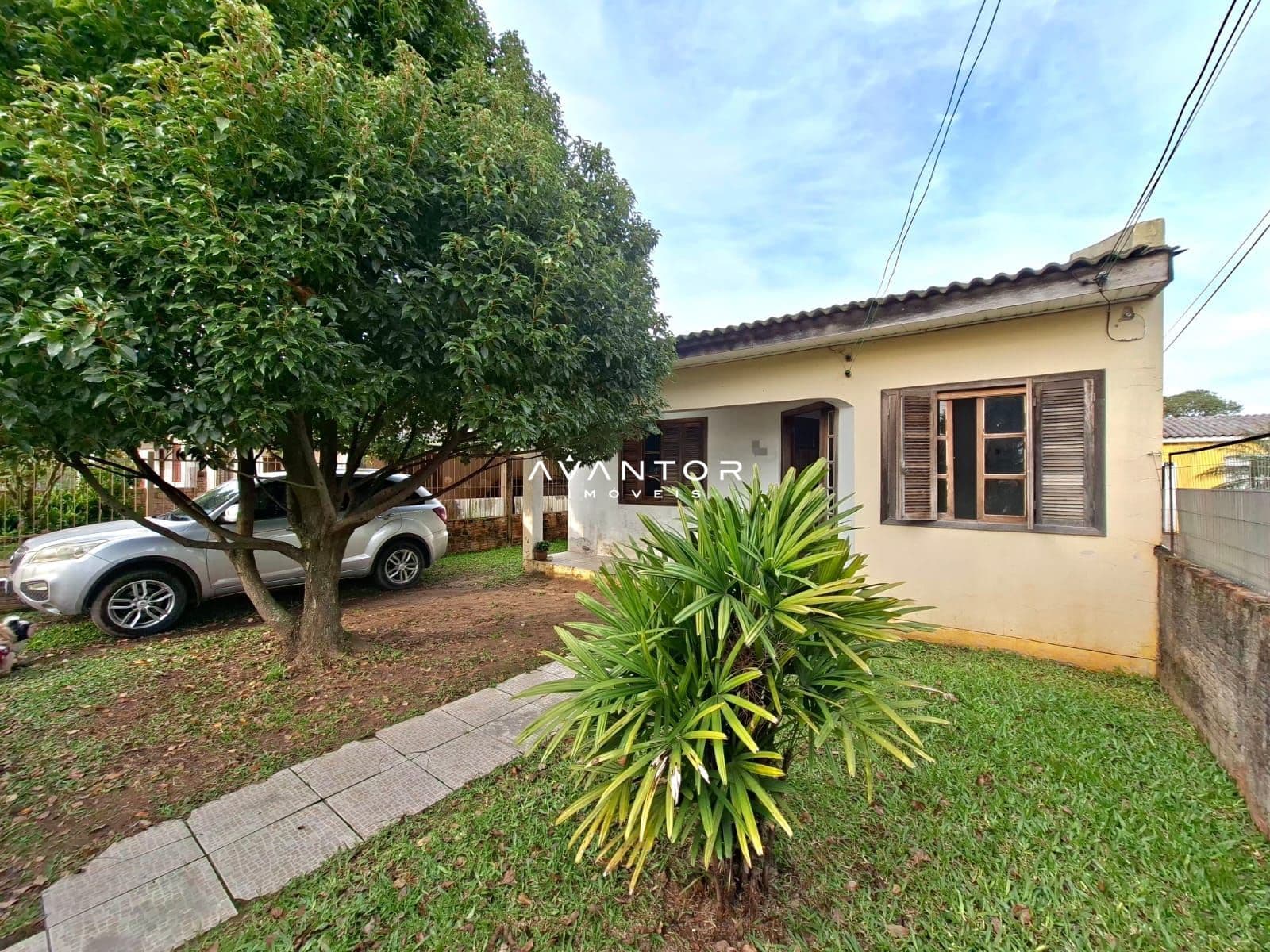 Fachada da casa com garagem — Casa com 2 quartos à venda em Pinheiro Machado, Santa Maria/RS