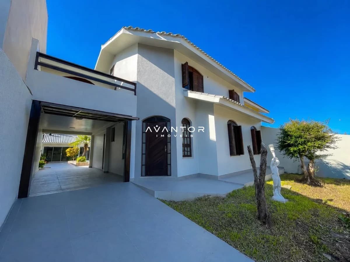 Fachada da casa com garagem — Casa com 4 quartos à venda em Camobi, Santa Maria/RS