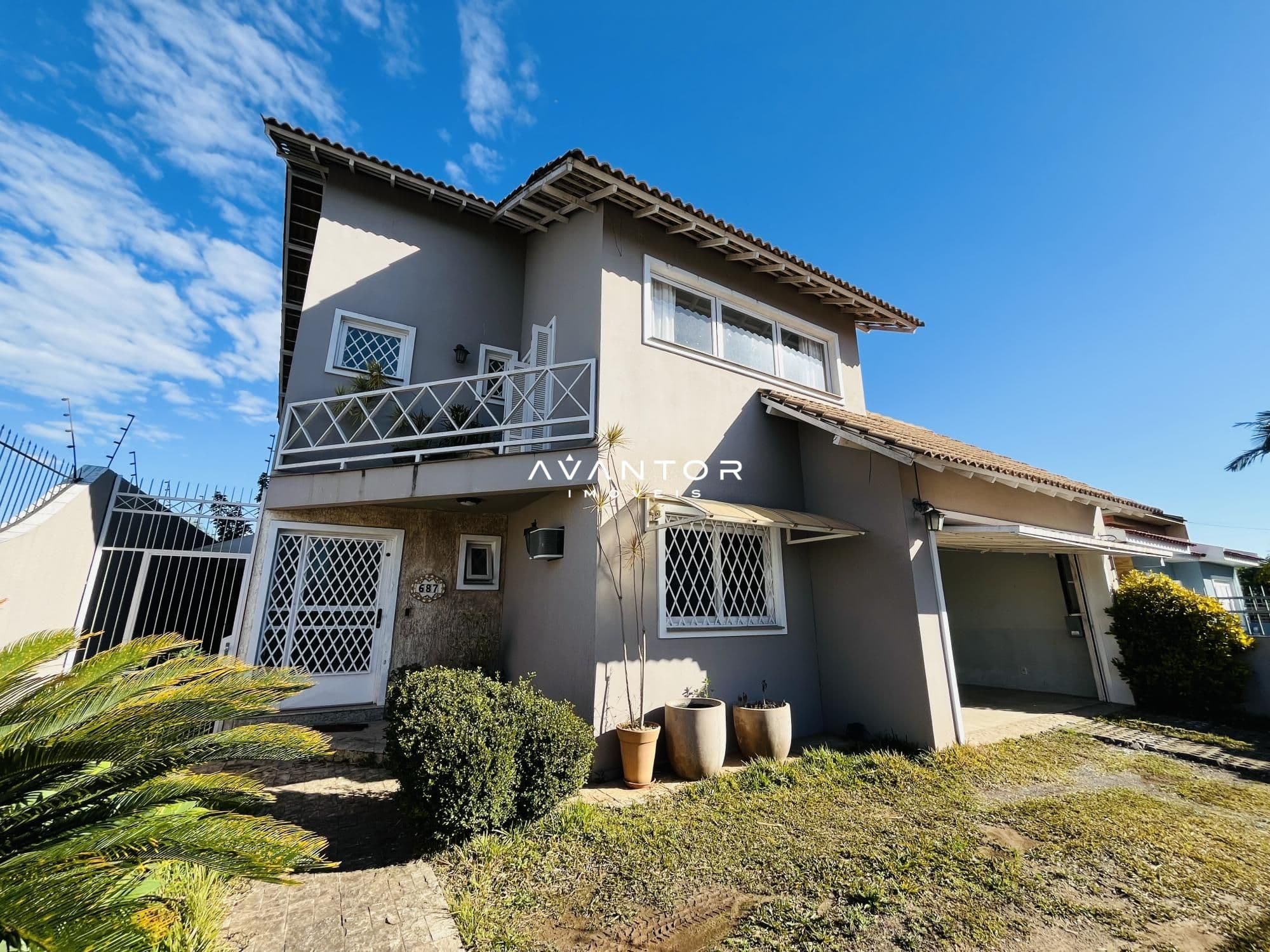 Fachada da casa com sacada — Casa com 4 quartos à venda em Camobi, Santa Maria/RS