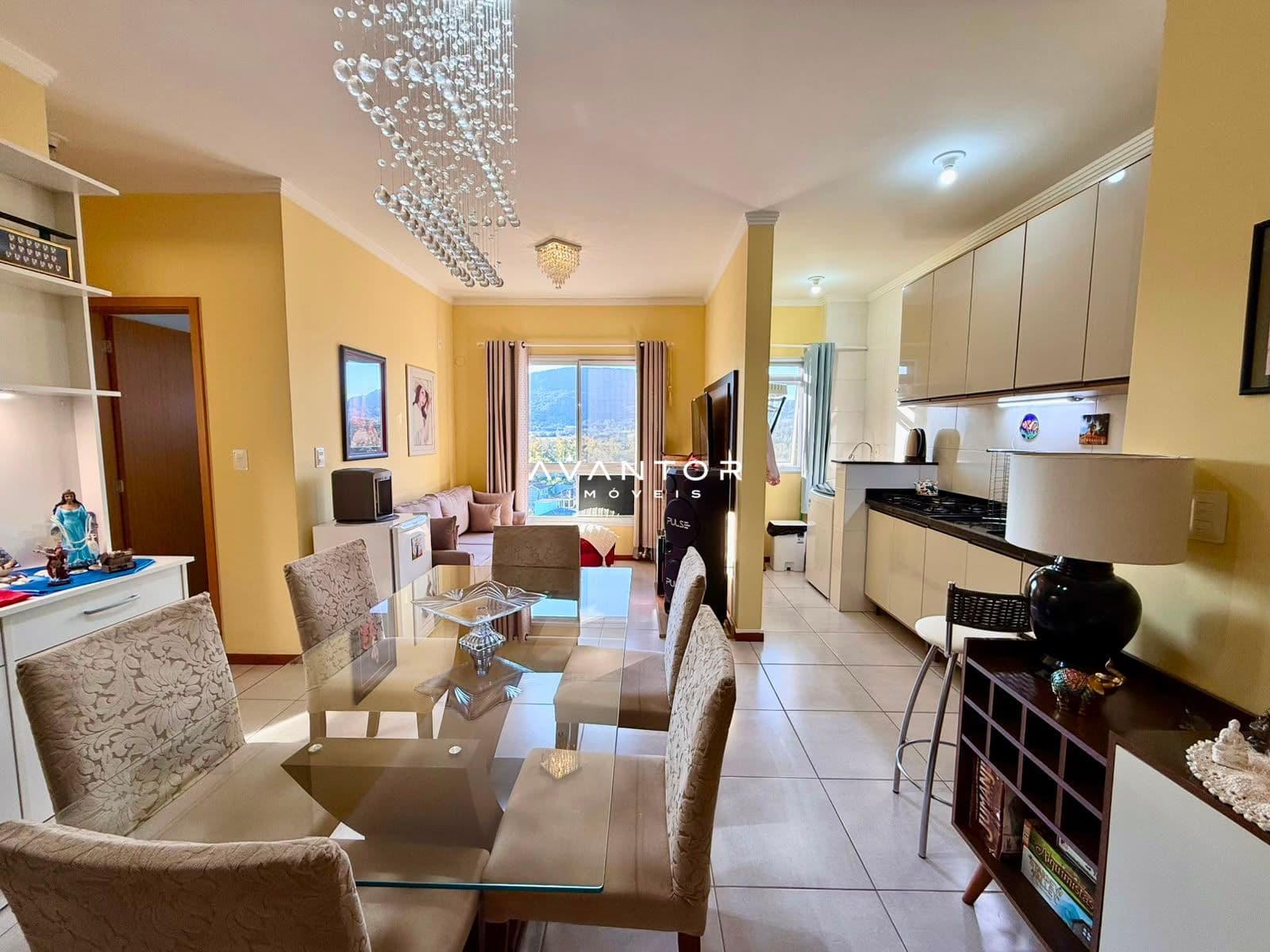 Sala de estar integrada à cozinha com sacada — Apartamento com 3 quartos à venda em Camobi, Santa Maria/RS