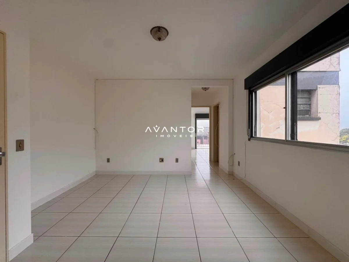 Sala com piso em cerâmica e janela — Edifício Leticia, Centro, Santa Maria/RS
