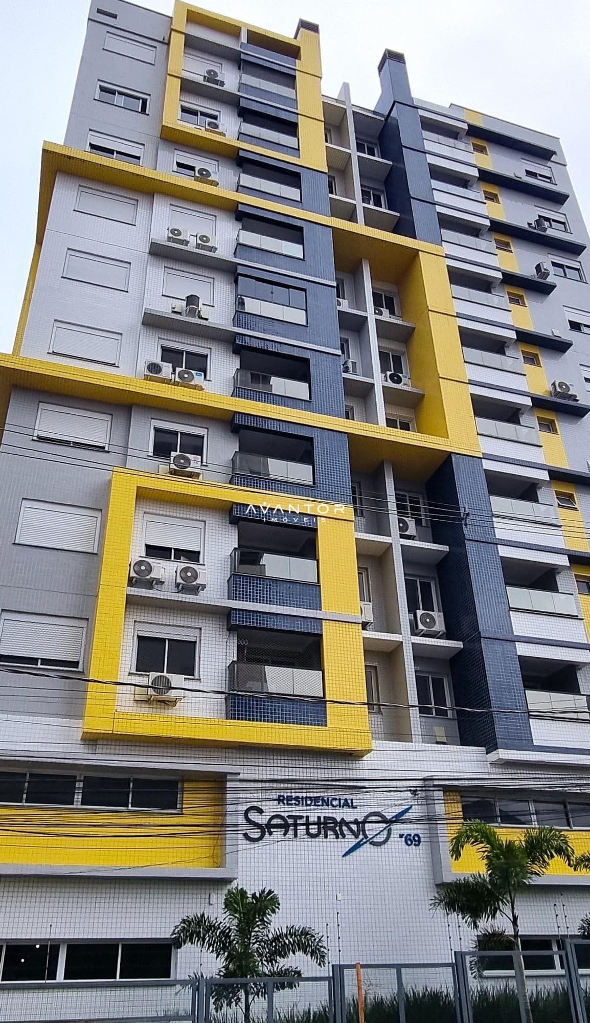 Fachada do prédio com detalhes em amarelo — Apartamento com 1 quarto à venda em Nossa Senhora de Fátima, Santa Maria/RS