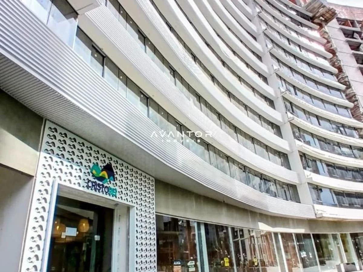 Fachada do prédio com lojas na base — Apartamento com 2 quartos à venda no Residencial Cristo Rei, em Centro, Santa Maria/RS
