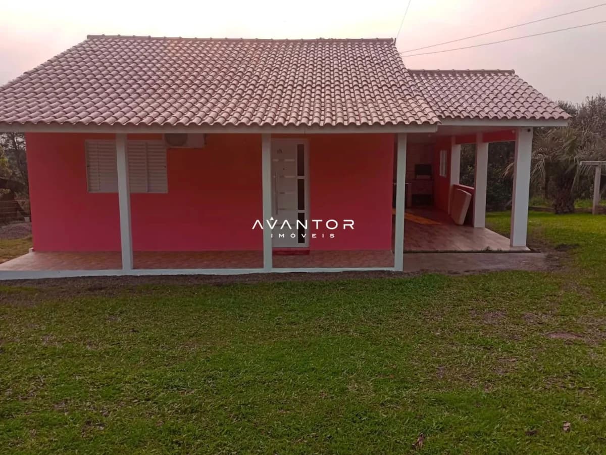 Fachada da casa com varanda — Casa com 2 quartos à venda em Centro, Itaara/RS