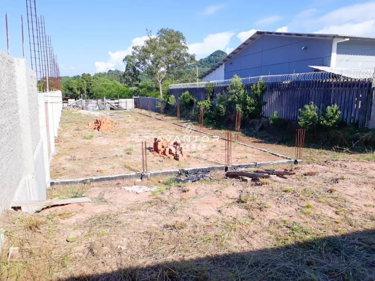 Terreno em construção com fundações — Terreno à venda em Diácono João Luiz Pozzobon, Santa Maria/RS