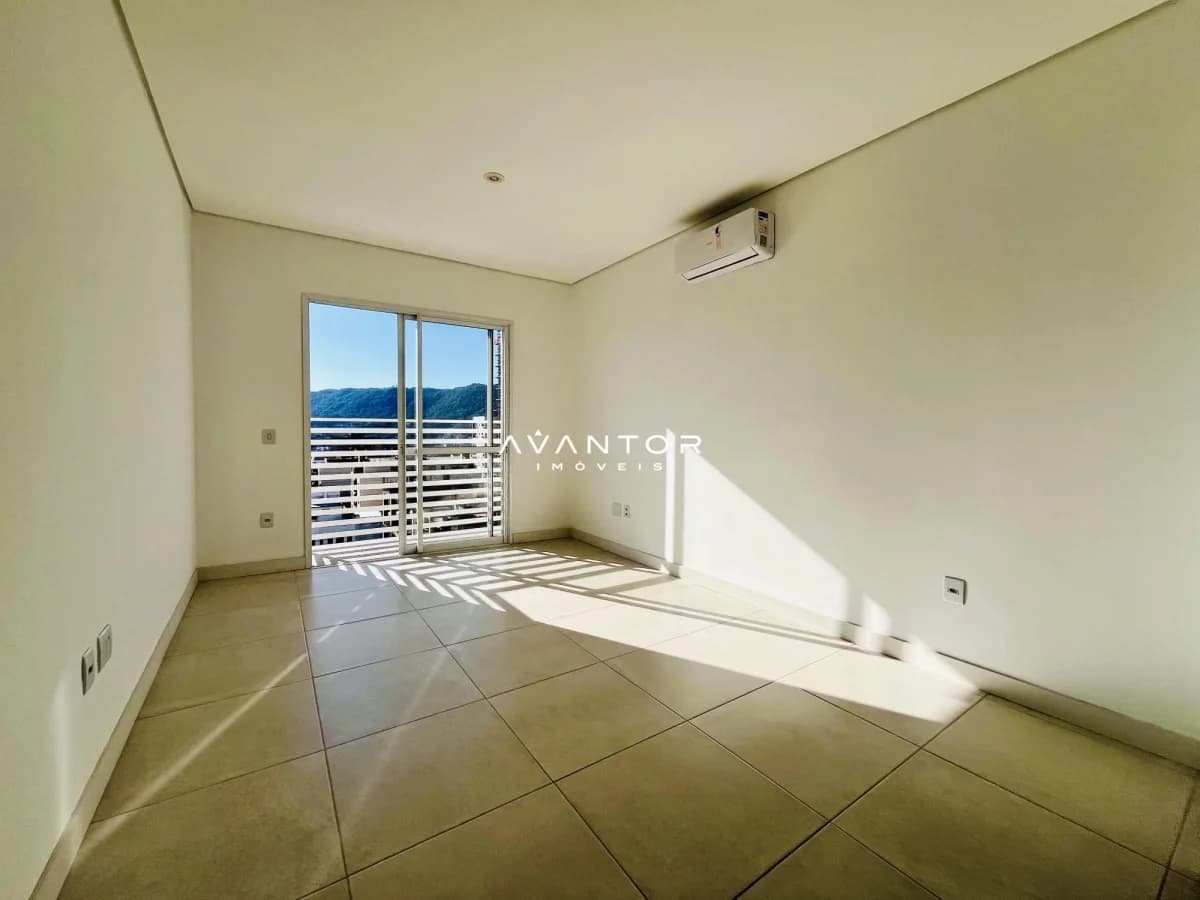 Sala com sacada e vista para o mar — Apartamento com 2 quartos à venda no Sunset Residence, em Centro, Santa Maria/RS