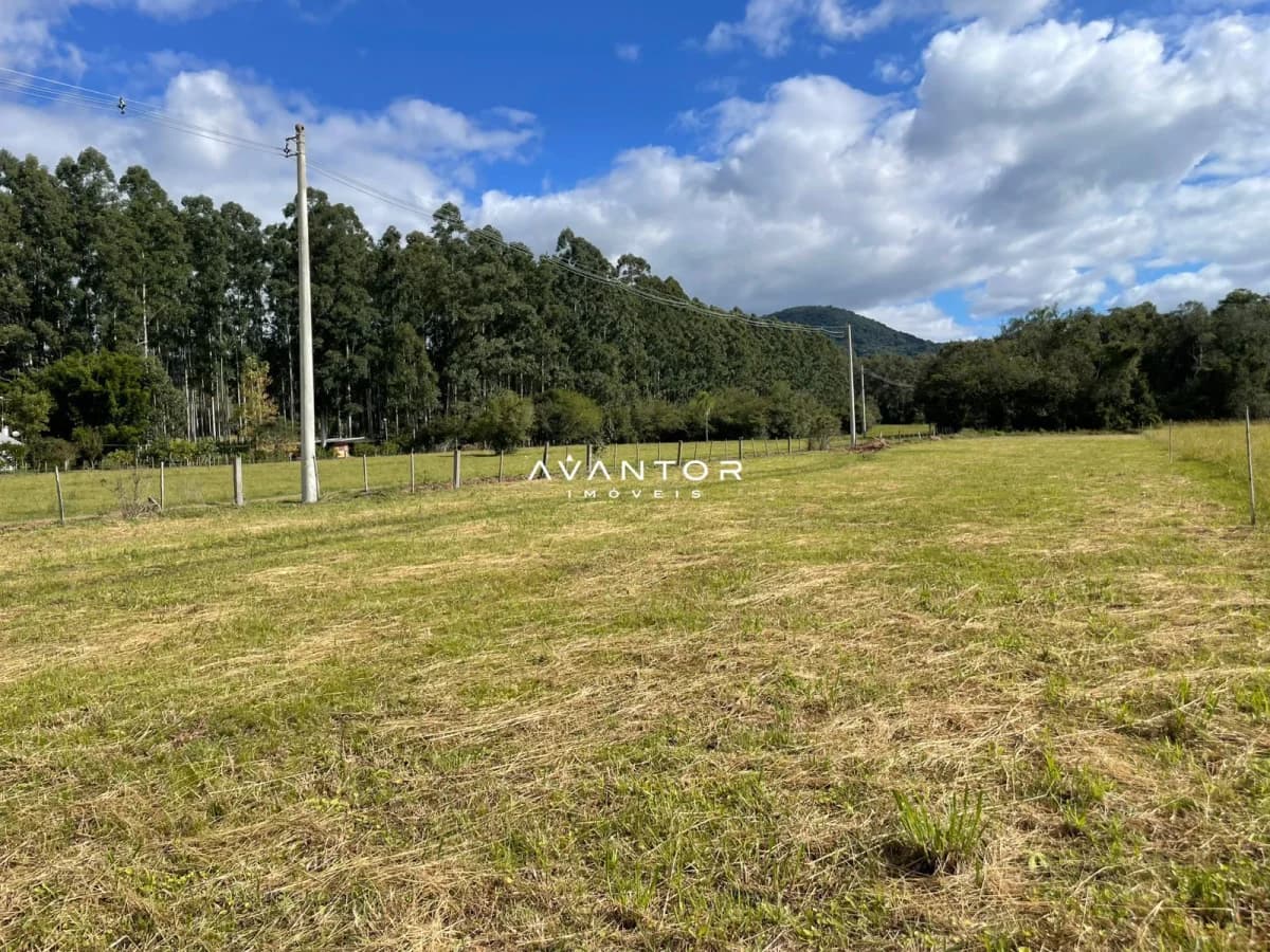Terreno com mata nativa e montanhas ao fundo — Terreno à venda em Arroio Grande, Santa Maria/RS