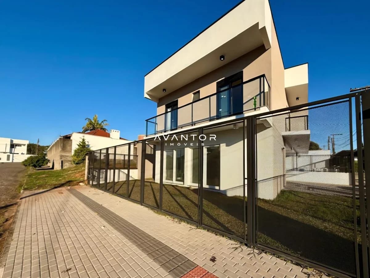Fachada da casa com sacada — Casa com 3 quartos à venda em Camobi, Santa Maria/RS