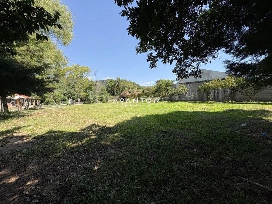 Terreno com árvores e vista para montanha — Terreno à venda em Camobi, Santa Maria/RS