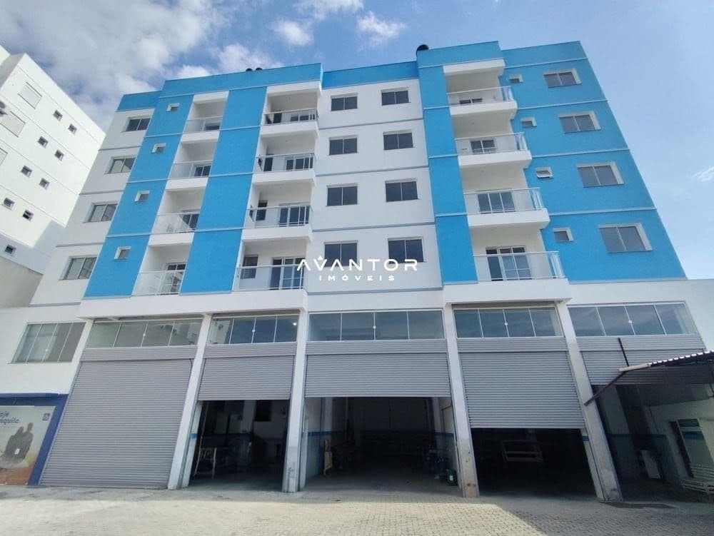 Fachada do prédio com sacadas — Apartamento com 2 quartos para alugar no Residencial Vô Nelci, em Camobi, Santa Maria/RS