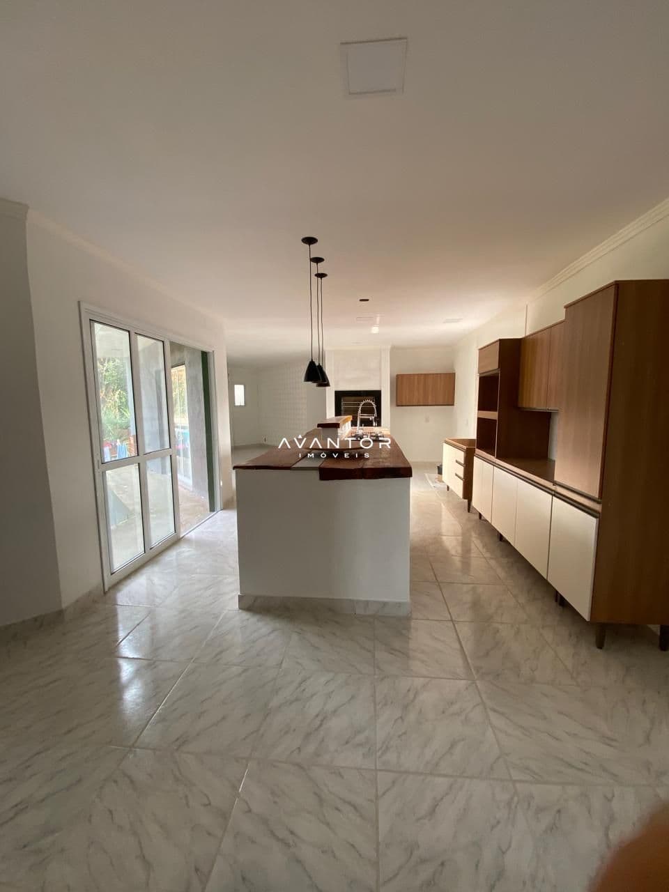 Cozinha com ilha e armários planejados — Casa com 3 quartos à venda em Etelvina, Itaara/RS