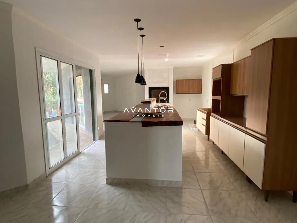 Cozinha com ilha e armários planejados — Casa com 3 quartos à venda em Etelvina, Itaara/RS